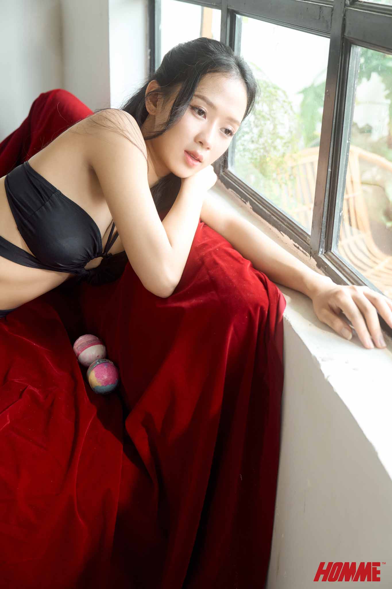 블랙 소파 위의 여유
